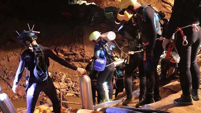 Rescataron a cuatro niños de la cueva de Tailandia, faltan ocho y el entrenador