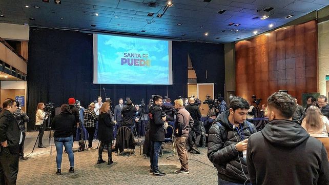 La oposición saca ventaja en la provincia y hay clima de festejo en el bunker de Pullaro