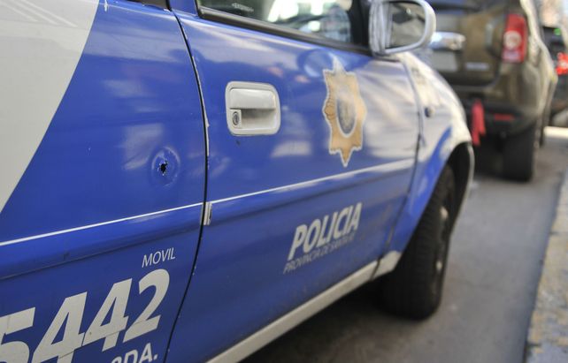 El auto del custodio recibió varios impactos de bala.