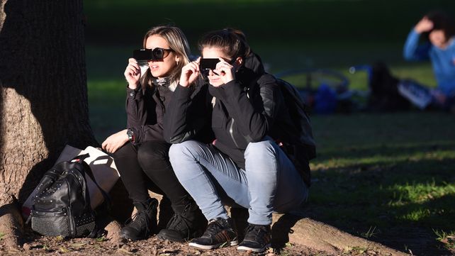 Una multitud de rosarinos fue al Planetario para ver el eclipse