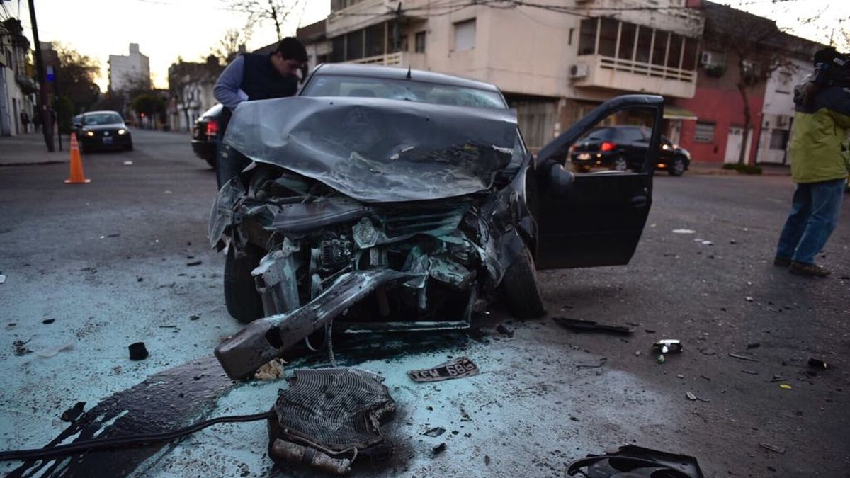Cuatro heridos por un violento choque entre un colectivo y un auto en ...