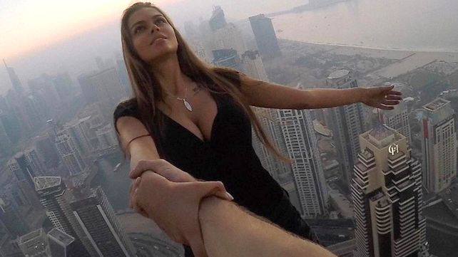 Una modelo le puso el cuerpo a una riesgosa sesión de fotos desde un rascacielos