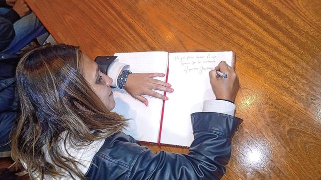 Ilustre. En el Municipio de Cerrito recibieron a la goleadora del Mundial de Hockey y le pidieron la firma para el libro de visitas destacadas.