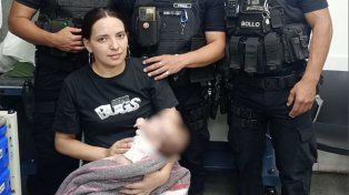 Los policías de la PAT junto a la nena auxiliada y su mamá en el Hospital de Niños.&nbsp;