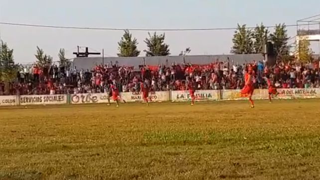 VIDEO: Arquero entrerriano se convirtió en héroe al meter un gol y atajar un penal sobre la hora