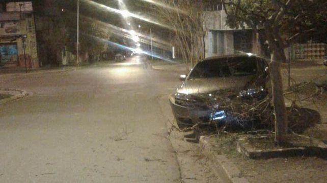 Perdió el control del auto y terminó incrustado contra un árbol