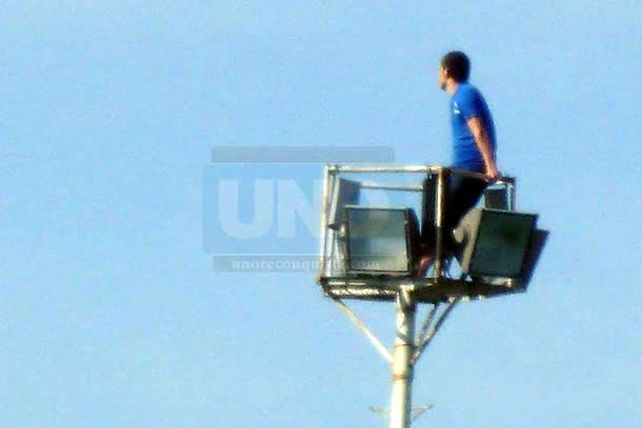 Reconquista: un borracho subió a una torre de iluminación y lo bajaron los bomberos