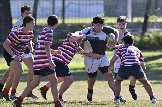 En el Plumazo jugaron las juveniles de Santa Fe Rugby y Estudiantes. En el Plumazo jugaron las juveniles de Santa Fe Rugby y Estudiantes.