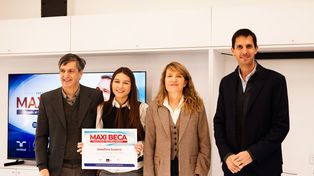 La Lic. Josefina Suárez, egresada con el mejor promedio académico del año 2025 de la Facultad de Ciencias Económicas y Estadística de la UNR, se llevó la Maxi Beca