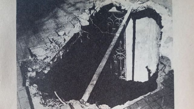La vereda rota y abajo la reja de una ventana.