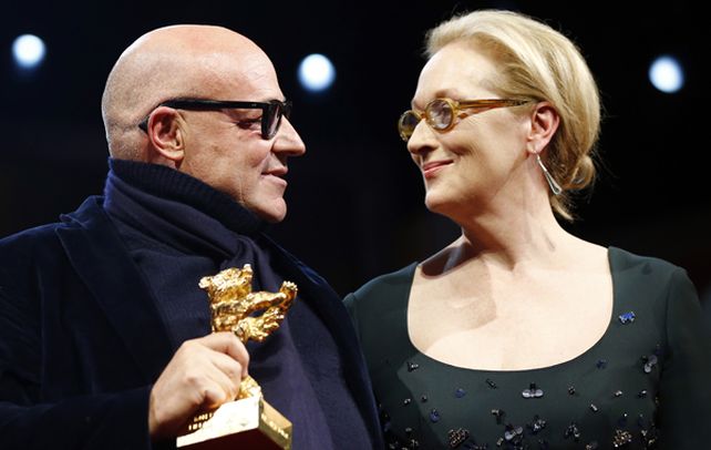 Intenso. Rosi agradece el galardón a Meryl Streep en la gala celebrada ayer.