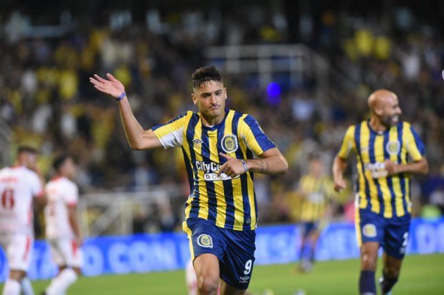 Alejo Veliz celebra el gol de la apertura ante Instituto.