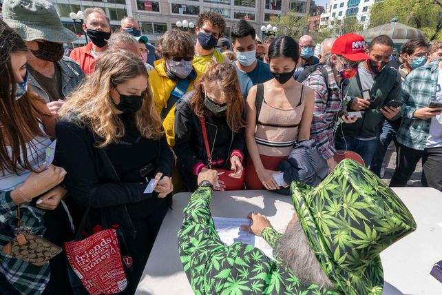 En EEUU, cervezas y marihuana gratis y otros incentivos para vacunarse