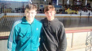 Benjamín Fernández Osuna y Juan Cruz Doce en el Atlético Neuquén Club observando el Campeonato Argentino Infantil femenino.