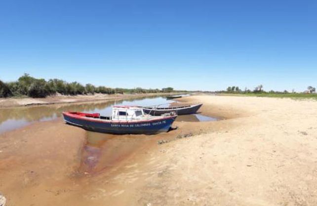 Un lector de UNO Santa Fe envió la foto de embarcaciones encalladas en la costa de Santa Rosa de Calchines