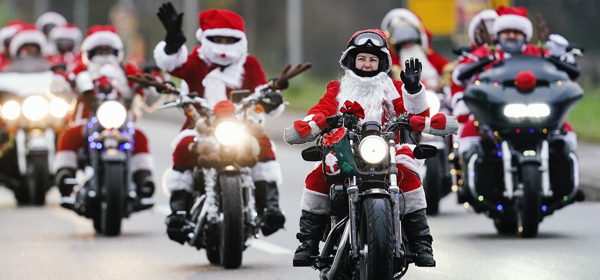 Motociclistas vestidos como Papá Noel recorren una carretera rural en Kuhardt, Alemania, el martes 6 de diciembre de 2022. Los motociclistas realizan una gira de recaudación de fondos para un hospicio infantil en el sur de Renania-Palatinado. Foto: Uwe Anspach / DPA vía AP