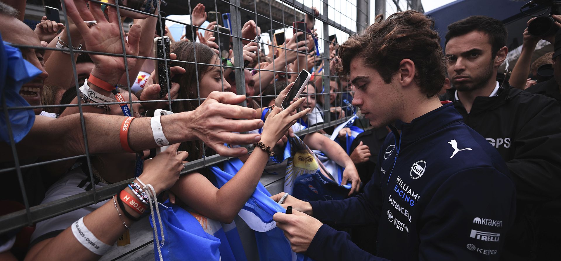 La irrupción del piloto argentino Franco Colapinto, a la escuderia de Williams, fue uno de los sucesos que sorprendieron al mundo del deporte y en especial al automovilísmo, su impronta y personalidad al momento de enfrentarse al público y al periodismo, lo consagraron en uno de los personajes del año.  (Foto AP/Ettore Chiereguini)