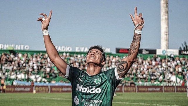 Junior Marabel marcó un gol en el triunfo de Sarmiento ante Atlético Tucumán.