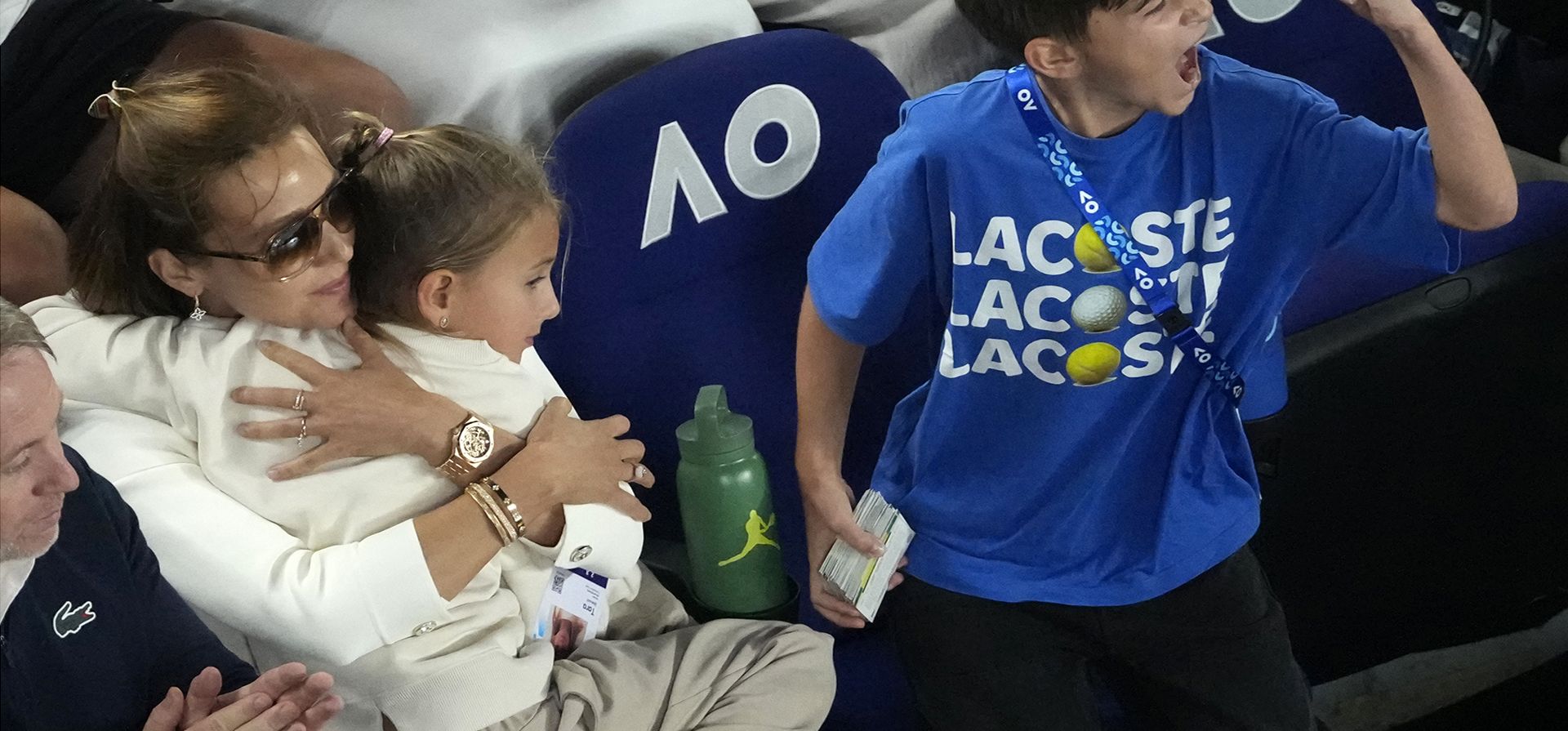 Stefan Djokovic reacciona mientras observa a su padre, Novak Djokovic, durante su partido de cuartos de final contra Carlos Alcaraz de España en el Abierto de Australia de tenis en Melbourne, Australia, el martes 21 de enero de 2025. (Foto AP/Manish Swarup)