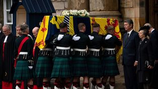 El féretro de Isabel II es ingresado en el palacio de Holyroodhouse, Edimburgo.&nbsp;