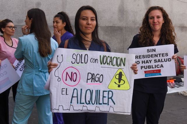 Protesta con ambo. Los residentes marcharon hasta el Cemar.
