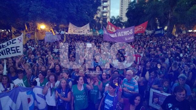 Más de 4.000 mujeres marcharon hacia la Legislatura para reclamar por sus derechos