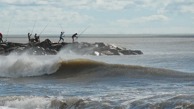 Un joven estaba pescando en la Costa Atlántica y falleció tras ser arrastrado por un meteotsunami.