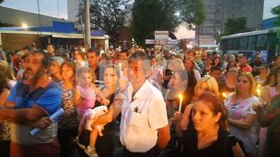 Fomento 9 de Julio: Un centenar de vecinos marchó con velas para pedir seguridad
