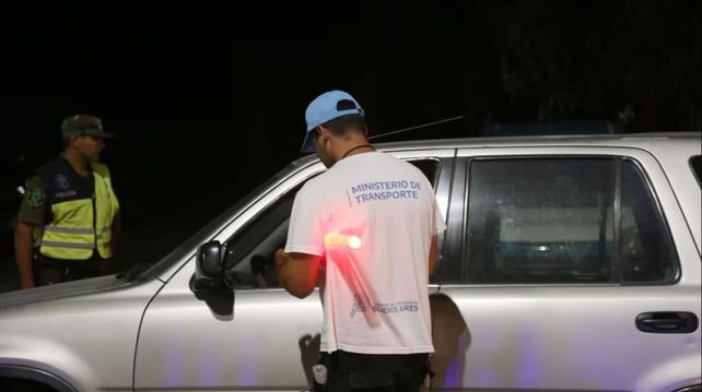 Los agentes de tránsito le retuvieron el auto y le sacaron la licencia al conductor.