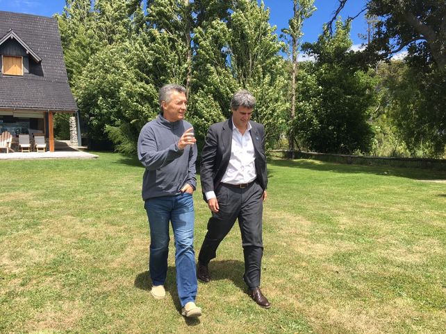 Macri recibió a Prat Gay en un alto en sus vacaciones en el sur