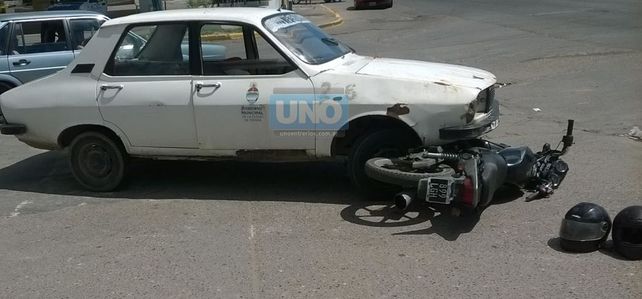 El auto de la Municipalidad de Paraná chocó a la moto en Zanni y Almafuerte. Foto UNO. Edgardo Comar.&nbsp;