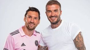 Lionel Messi, con la casa del Inter Miami, junto a uno de los propietarios de la franquicia, David Beckham.