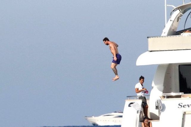 Messi ensayó un arriesgado salto desde el techo del yate en el que vacaciona y sus fans lo celebran en las redes