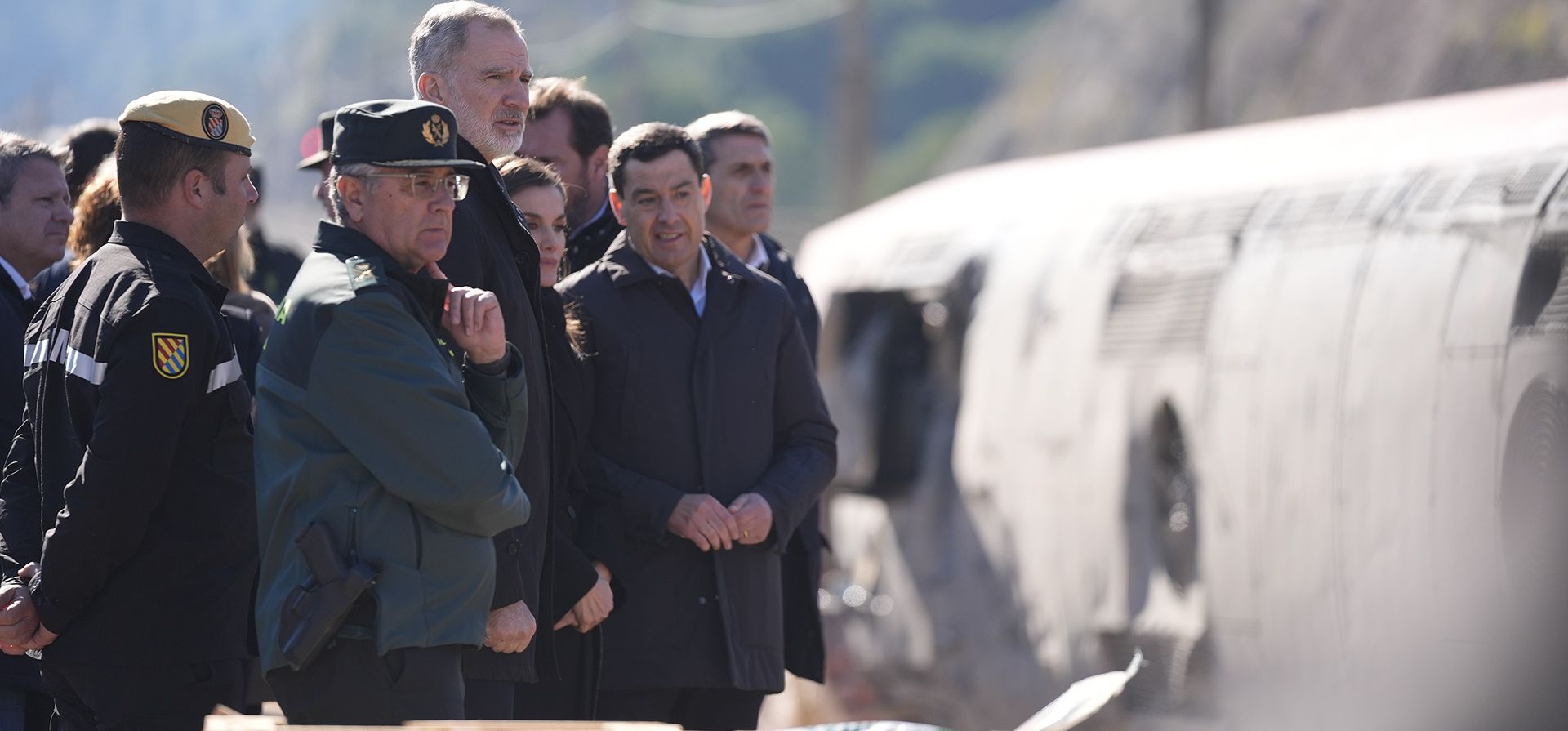 El rey Felipe VI y la reina Letizia de España visitan el lugar de un choque de trenes en Adamuz, sur de España, el martes 20 de enero de 2026. (Joaquín Corchero/Europa Press vía AP) El rey Felipe VI y la reina Letizia de España visitan el lugar de un choque de trenes en Adamuz, sur de España, el martes 20 de enero de 2026. (Joaquín Corchero/Europa Press vía AP)