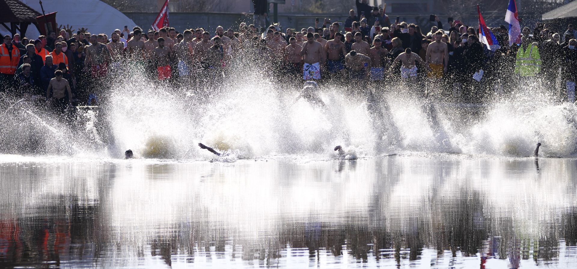 Cristianos ortodoxos saltan al agua fría del lago Becmen, cerca del pueblo de Becmen, cerca de Belgrado, Serbia, el miércoles 19 de mayo de 2022. Los serbios ortodoxos celebran la Epifanía el 19 de enero, siguiendo el antiguo calendario juliano, con la tradicional recuperación de cruces de los ríos y lagos.