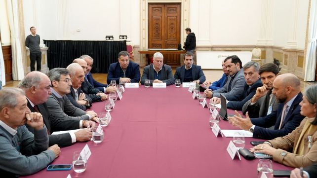El gobernador Maximiliano Pullaro recibió este viernes al presidente de la Unión Industrial Argentina (UIA)