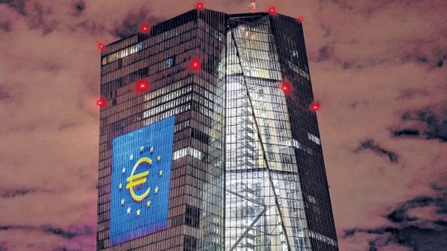Emblema. El logo del euro es proyectado en el edificio del Banco Central Europeo en Frankfurt