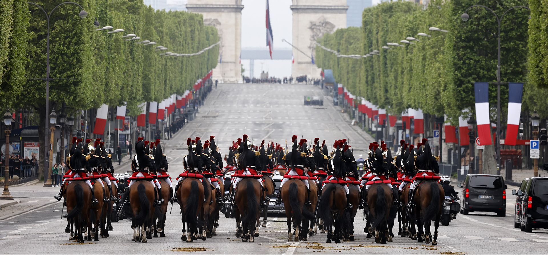 París, Francia. Miembros de la Guardia Republicana Francesa cabalgan a caballo en los Campos Elíseos de París durante las ceremonias que conmemoran el 78º aniversario de la victoria contra los nazis y el final de la Segunda Guerra Mundial en Europa. Fotografía: AP