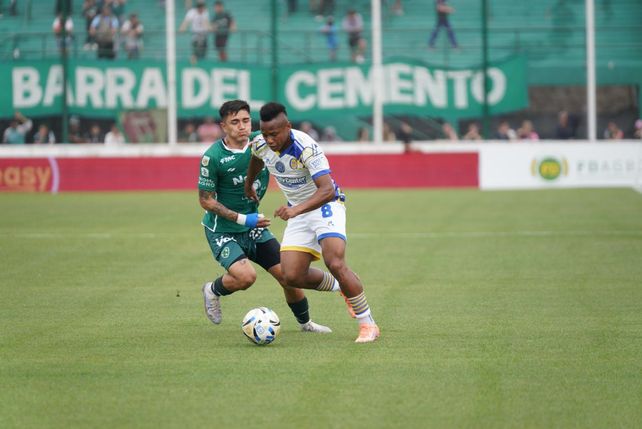 Jaminton Campaz fue titular en Central ante Sarmiento.
