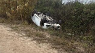 El remís de Raúl Eduardo Ruiz quedó volcado en un cañaveral cerca de Arocena.