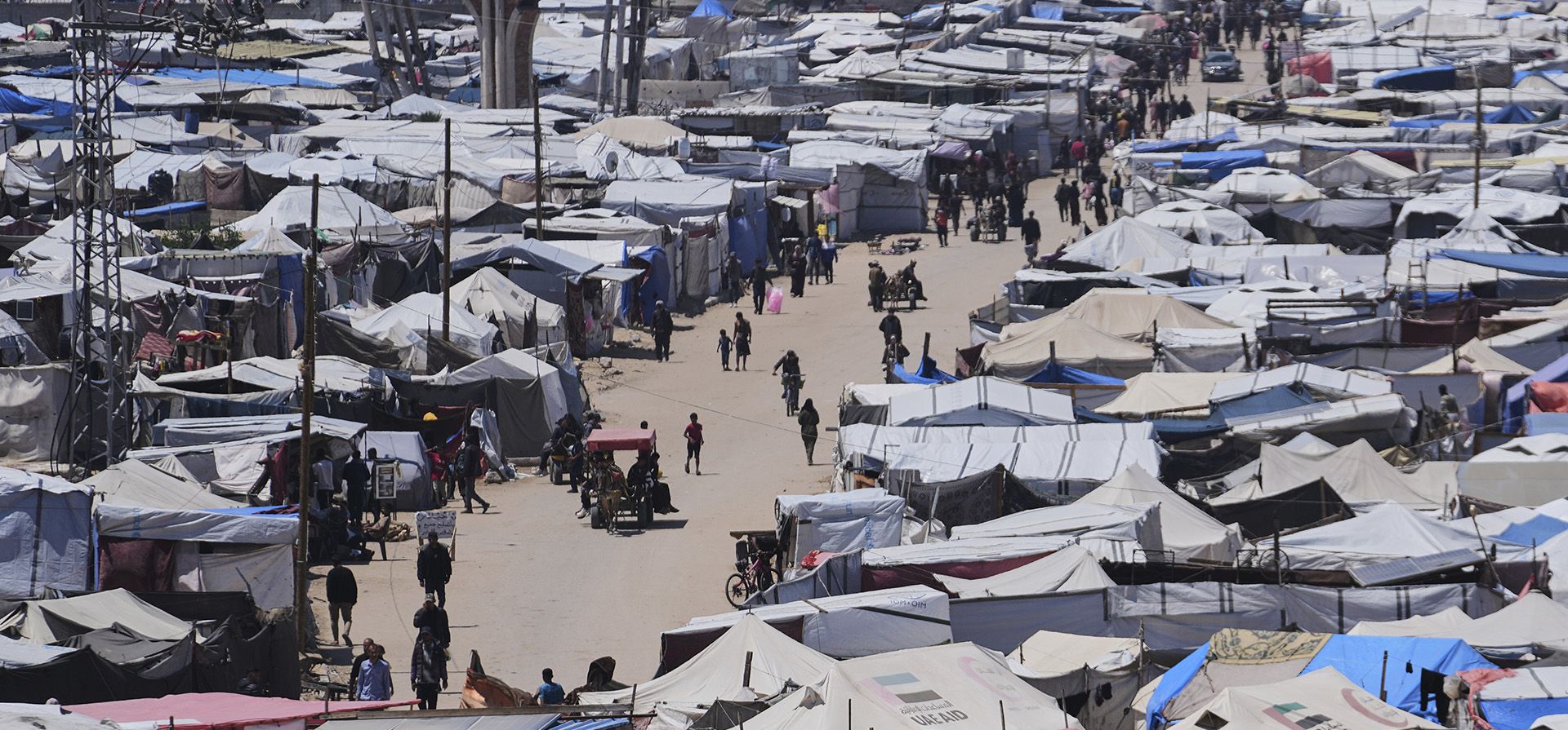 Palestinos desplazados caminan por un campamento improvisado en la zona de Muwasi, en Khan Younis, en la Franja de Gaza, el lunes 5 de mayo de 2025. (Foto AP/Abdel Kareem Hana) Palestinos desplazados caminan por un campamento improvisado en la zona de Muwasi, en Khan Younis, en la Franja de Gaza, el lunes 5 de mayo de 2025. (Foto AP/Abdel Kareem Hana)