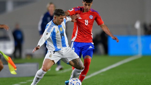 Enzo Fernández maniobra ante la marcar de Darío Osorio. Argentina
