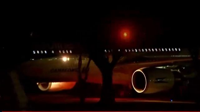 El avión con parte del plantel argentino aterrizó a las 21.45.