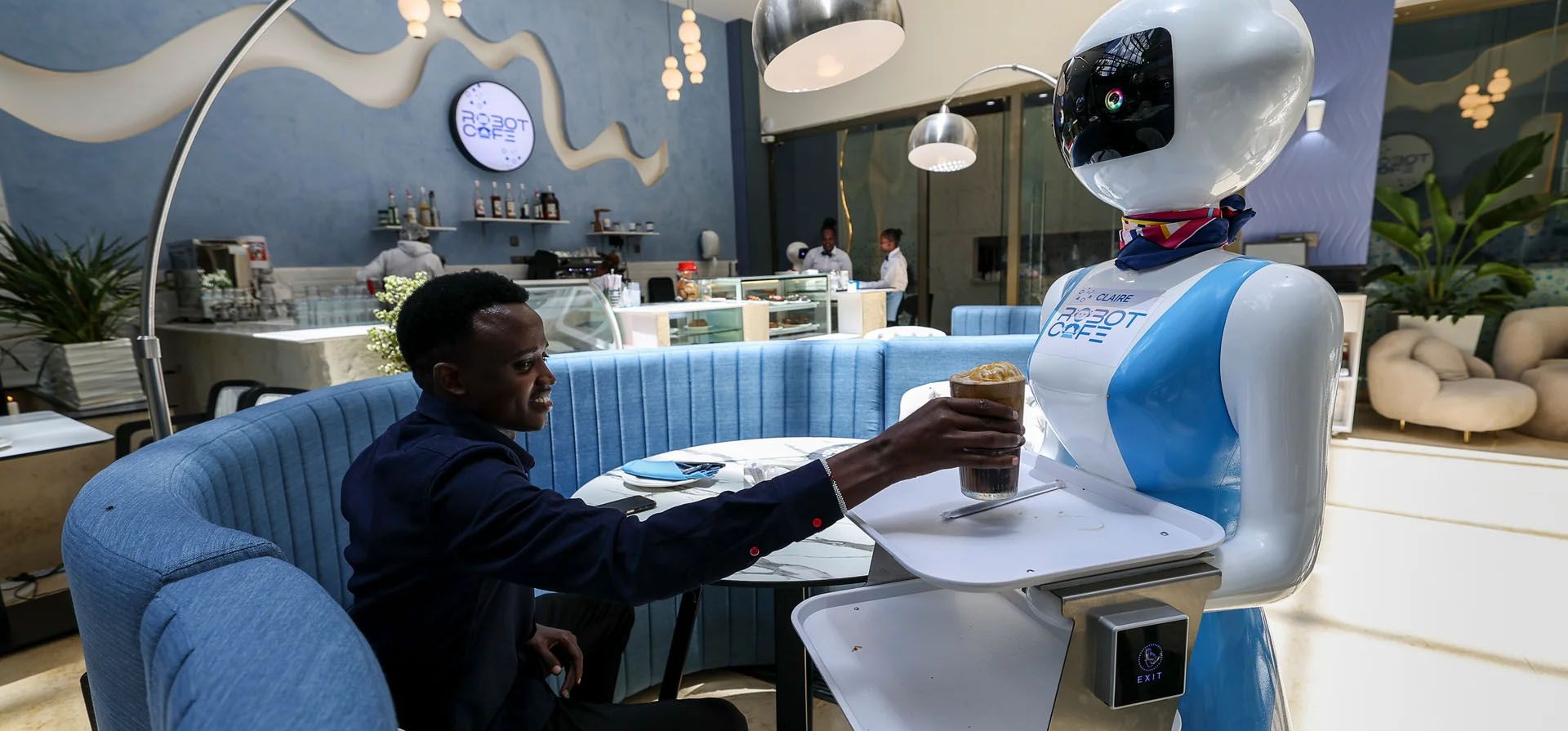 Un cliente es atendido en el Robot Cafe, el primer restaurante robótico en el este de África, Nairobi, Kenia. Fotografía: Daniel Irungu/EPA Un cliente es atendido en el Robot Cafe, el primer restaurante robótico en el este de África, Nairobi, Kenia. Fotografía: Daniel Irungu/EPA