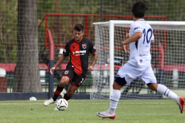 Glavinovih volvió a tener minutos de fútbol formal en la reserva y aparece como una nueva opción en la zaga