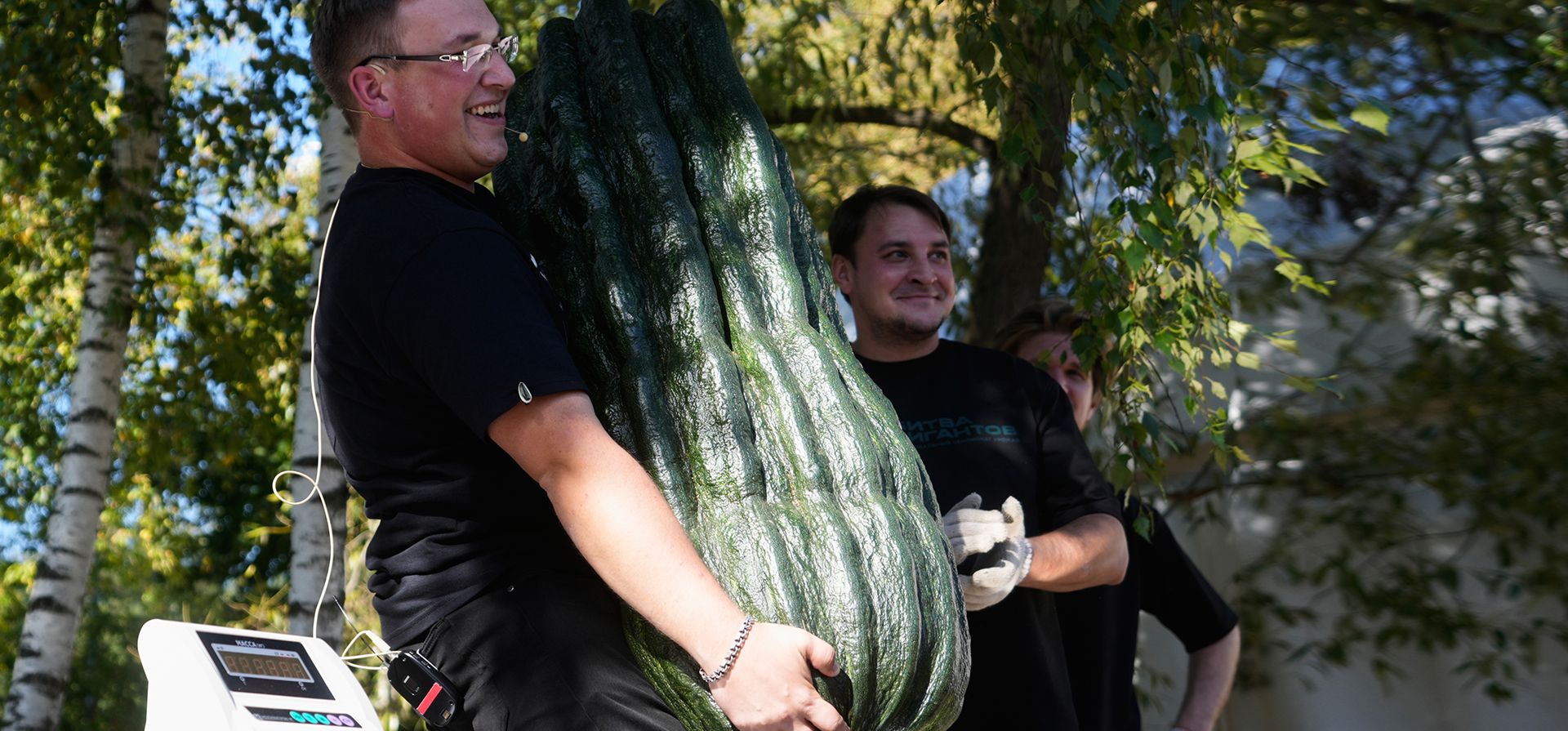 Un participante sostiene un calabacín gigante durante una competición de pesaje en el festival de la cosecha "Batalla de Gigantes" en Moscú, el jueves 10 de septiembre de 2026. (Foto AP/Pavel Bednyakov) Un participante sostiene un calabacín gigante durante una competición de pesaje en el festival de la cosecha "Batalla de Gigantes" en Moscú, el jueves 10 de septiembre de 2026. (Foto AP/Pavel Bednyakov)