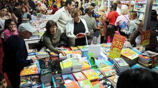 Donaron cincuenta libros por minuto en la Feria del Libro para bibliotecas de La Plata