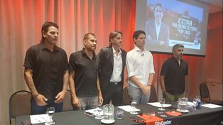 Los aspirantes a la conducción de Newells. Bombón Rosada, el Color Ré, Julián González, Roberto Battión y Esteban Amut, durante la nueva presentación que hizo Fuerza Leprosa, de cara a los comicios del 14 de diciembre.