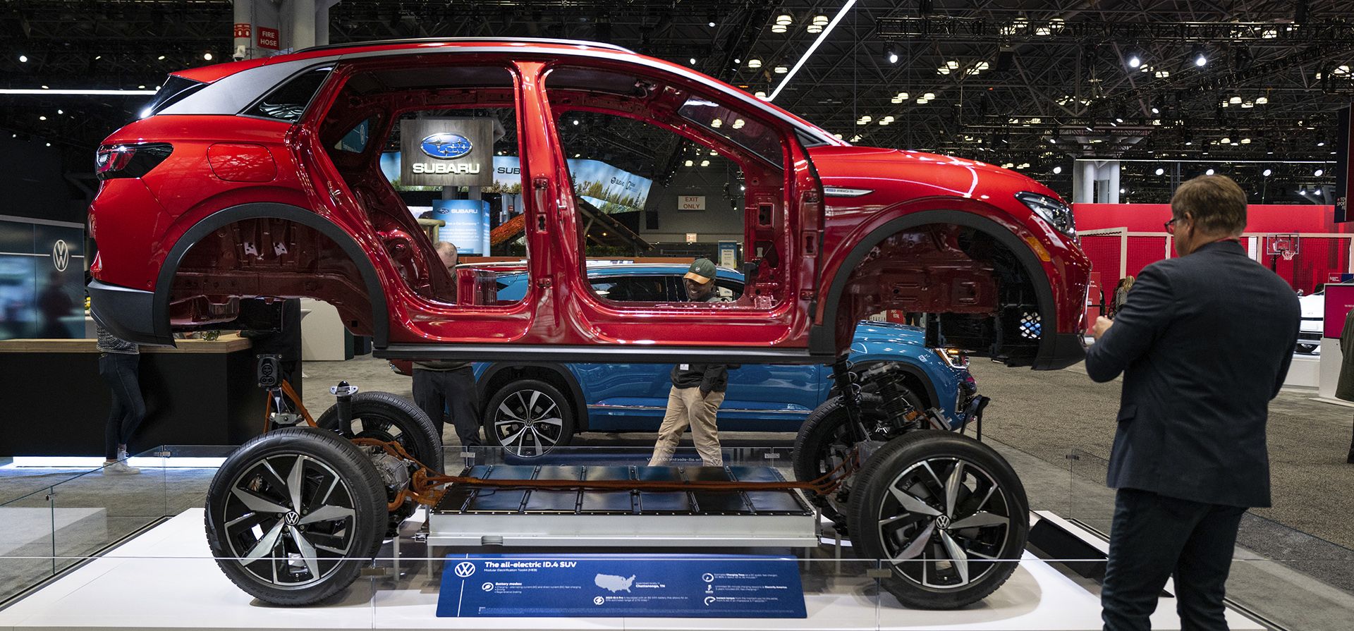 Un Volkswagen ID 4 completamente eléctrico, con el chasis y carrocería separados, se exhibe en el Salón Internacional del Automóvil de Nueva York en Nueva York el miércoles 5 de abril de 2023. (Foto AP/Craig Ruttle)