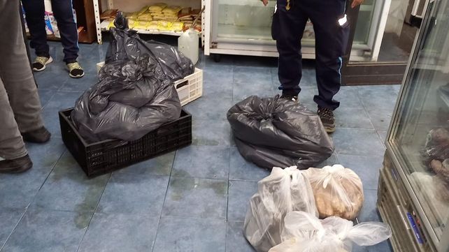 El secuestro de la mercadería en el comercio de avenida Pellegrini. la inspección llegó luego de una denuncia.